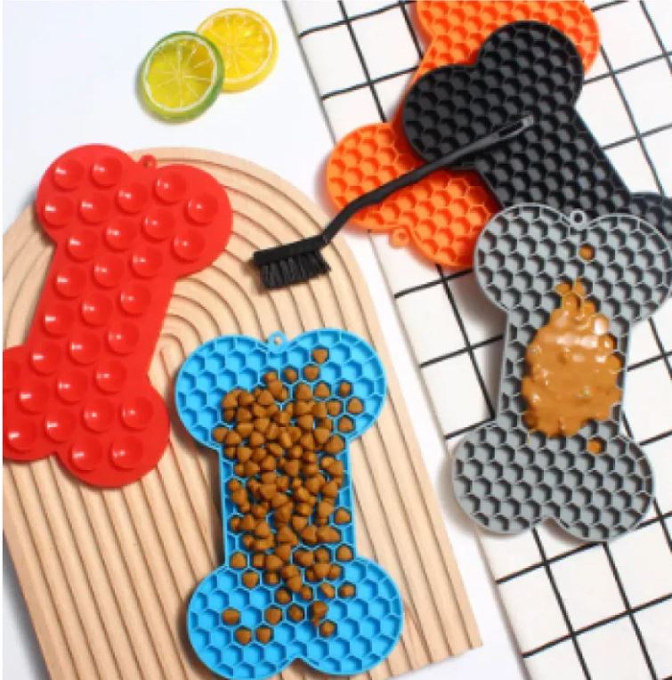 Tappetino in silicone per cani a forma di osso – leccalecca slow feed
